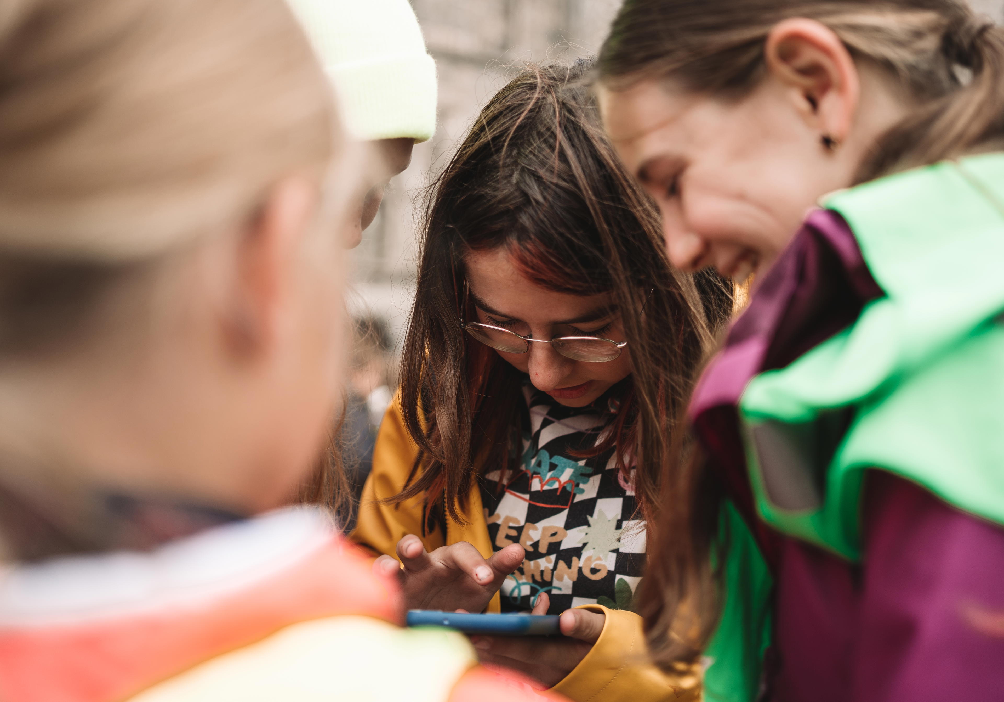 Sfeerfoto van leerlingen die het stadsspel Urban Hunt met hun school speelden.
