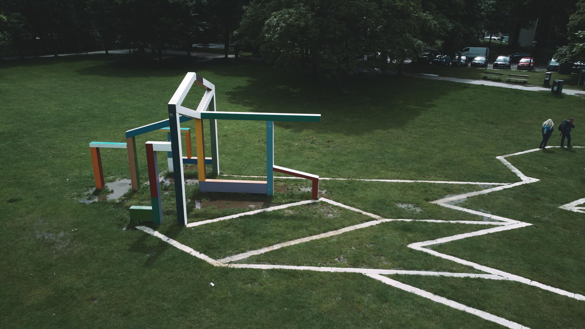 130 Kollegen, die das Urban Hunt Teambuilding in Ypern spielten.