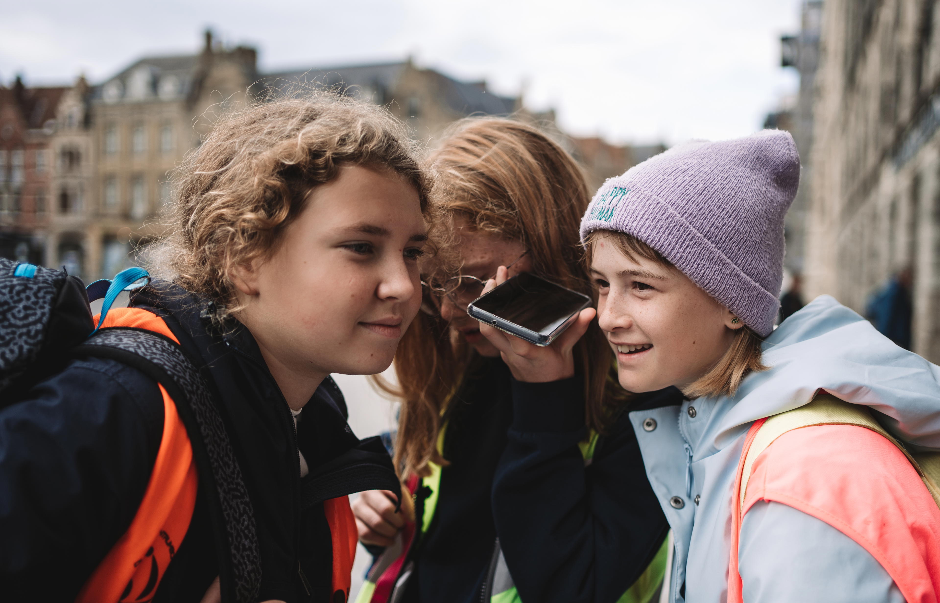 Sfeerfoto van leerlingen die het stadsspel Urban Hunt met hun school speelden.