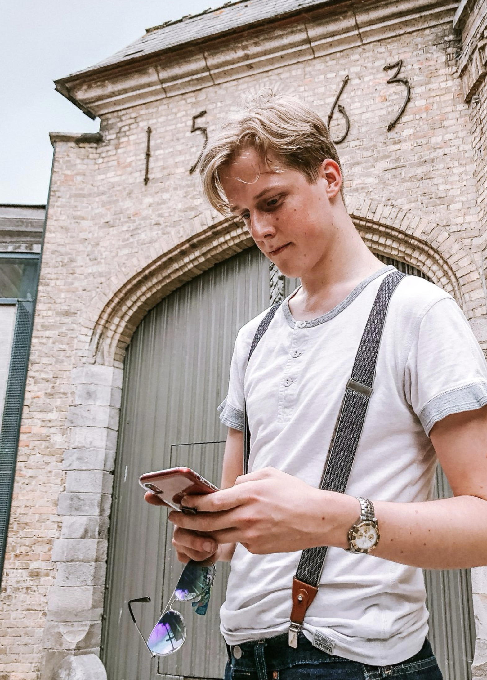 Sfeerfoto van leerlingen die het stadsspel Urban Hunt met hun school speelden.