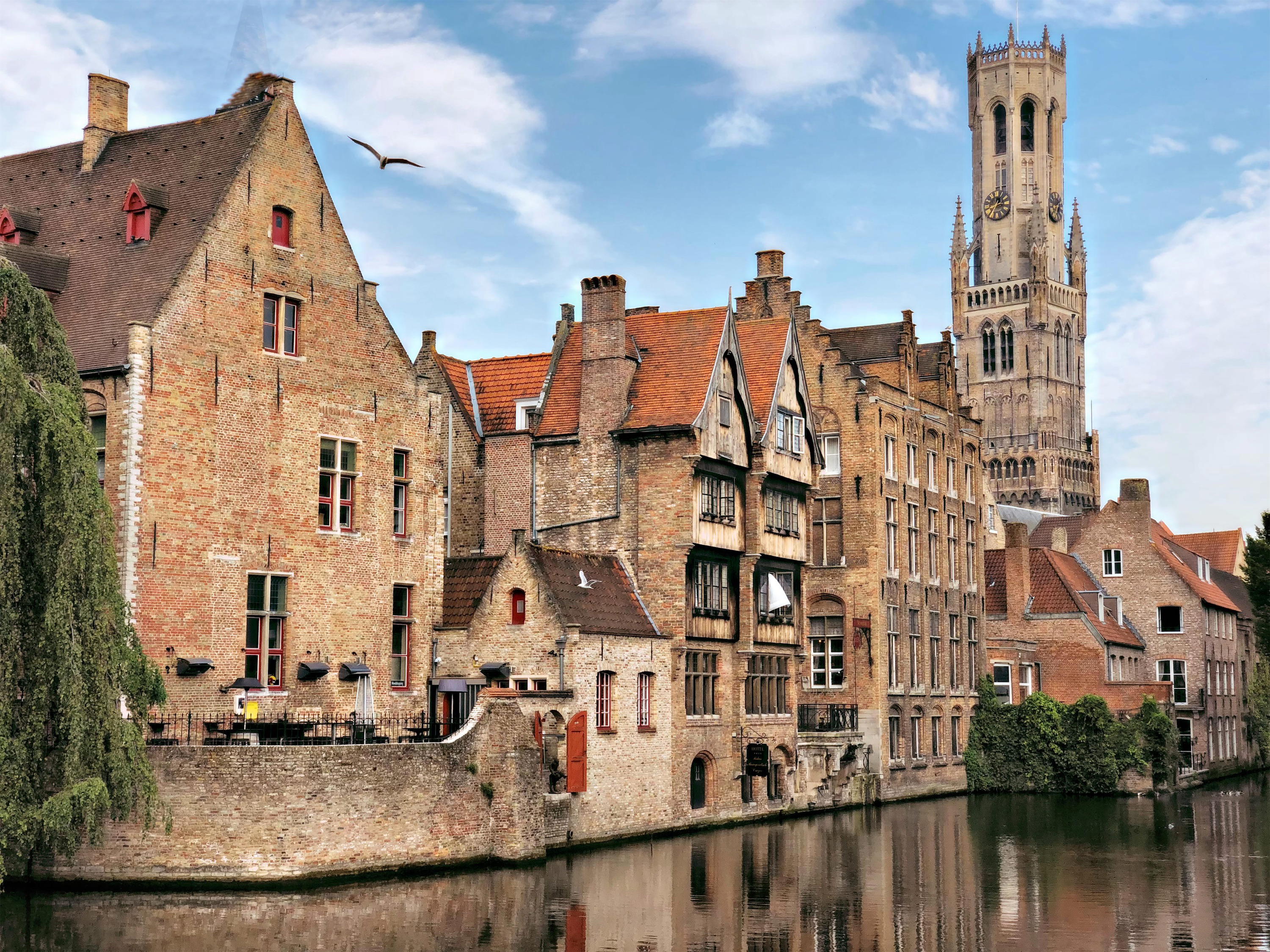 You can play the city game Urban Hunt in Bruges