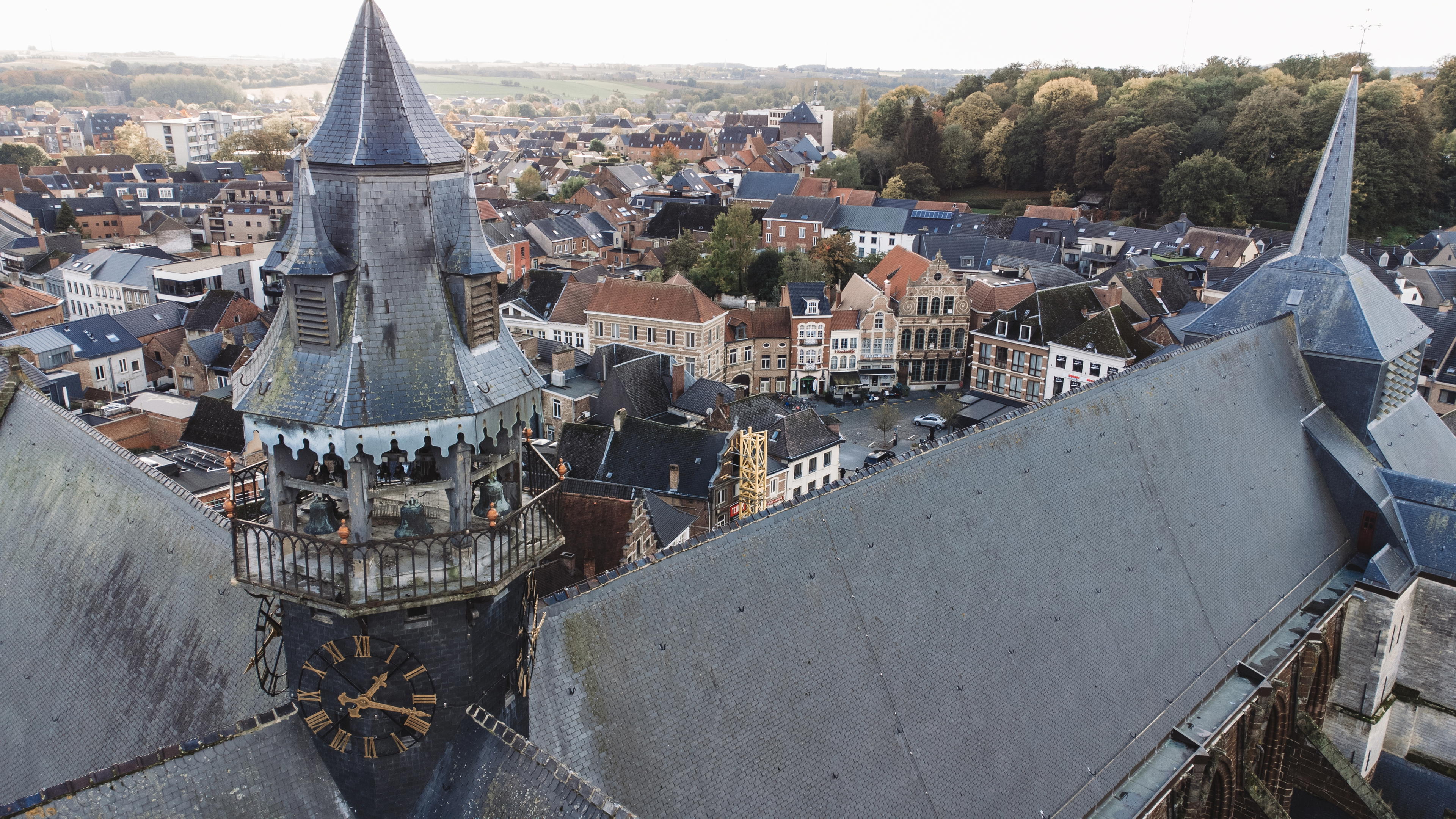 Group of 130 players playing the city game Urban Hunt in Ypres.