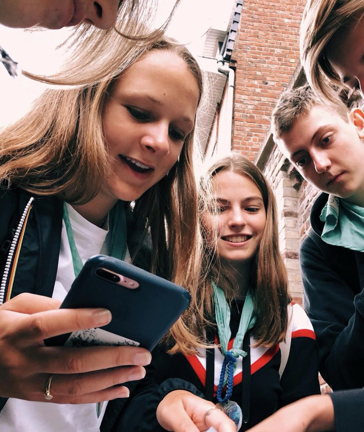 Sfeerfoto van leerlingen die het stadsspel Urban Hunt met hun school speelden.