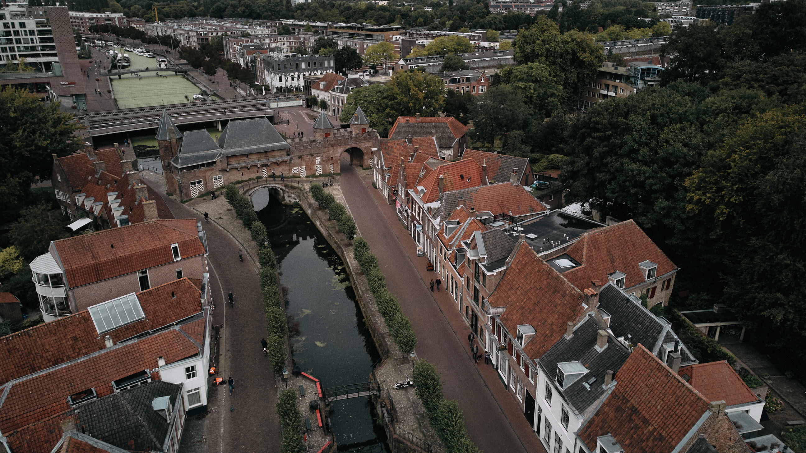 Gruppe von 130 Spielern, die die Stadtrallye Urban Hunt in Ypern spielten.