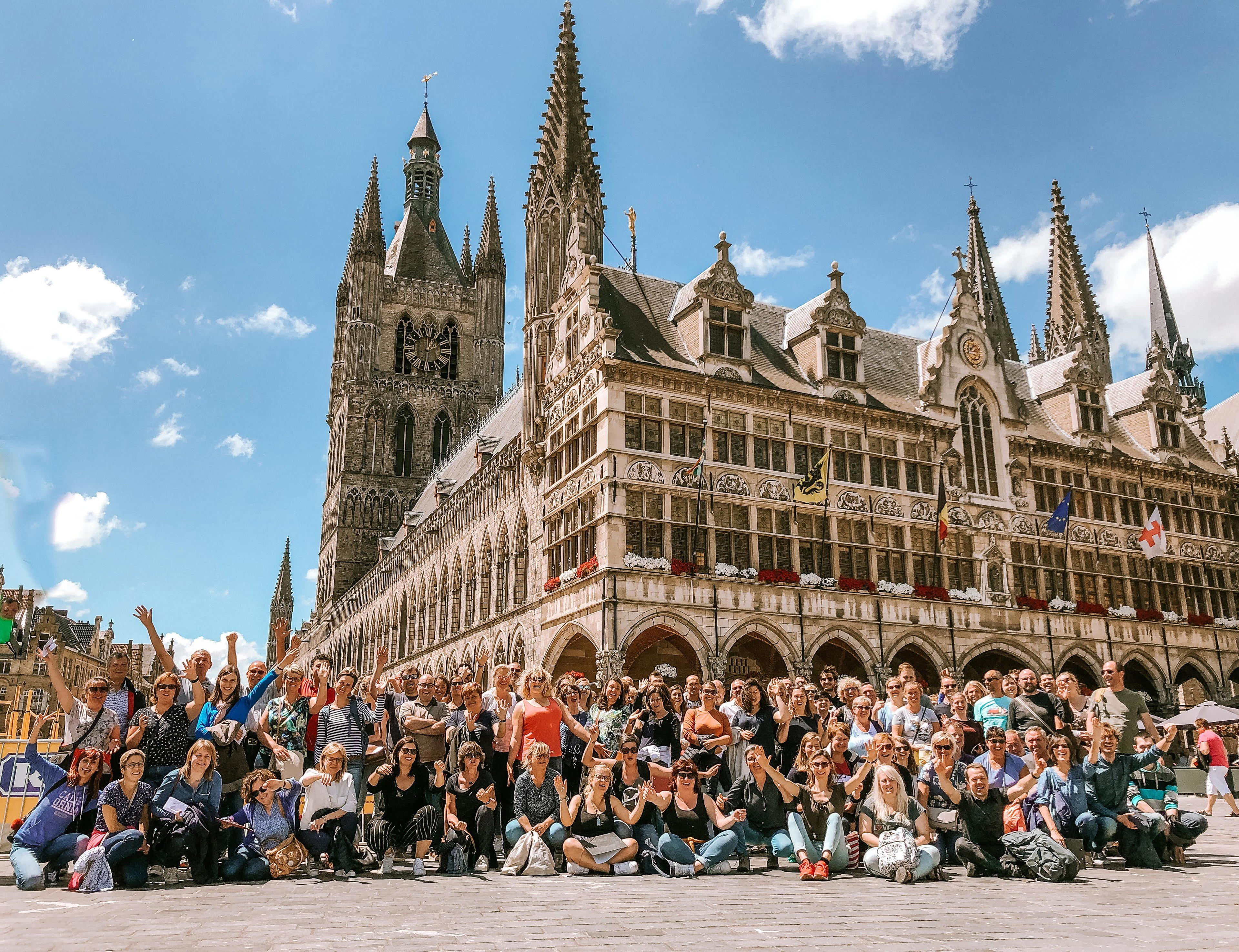 Groep van 130 spelers die het stadsspel Urban Hunt in Ieper speelde.